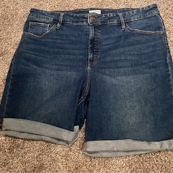 Ava & VIV plus size cuffed stretch jean shorts - Picture 4 of 4